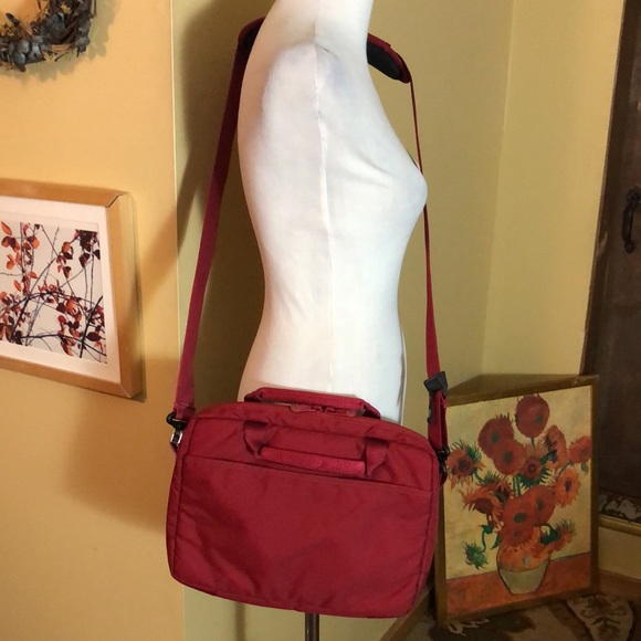 STM SWIFT Small Laptop Shoulder Bag Super-Plush Red & Gray Adjustable $69 NEW - Picture 4 of 16